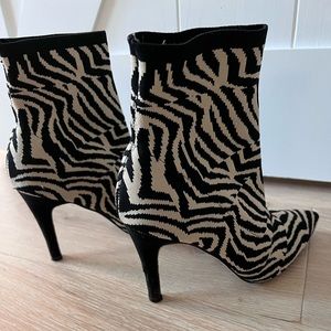 Like new size 6 boots